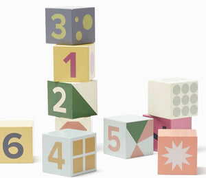 Jouet de bois cube